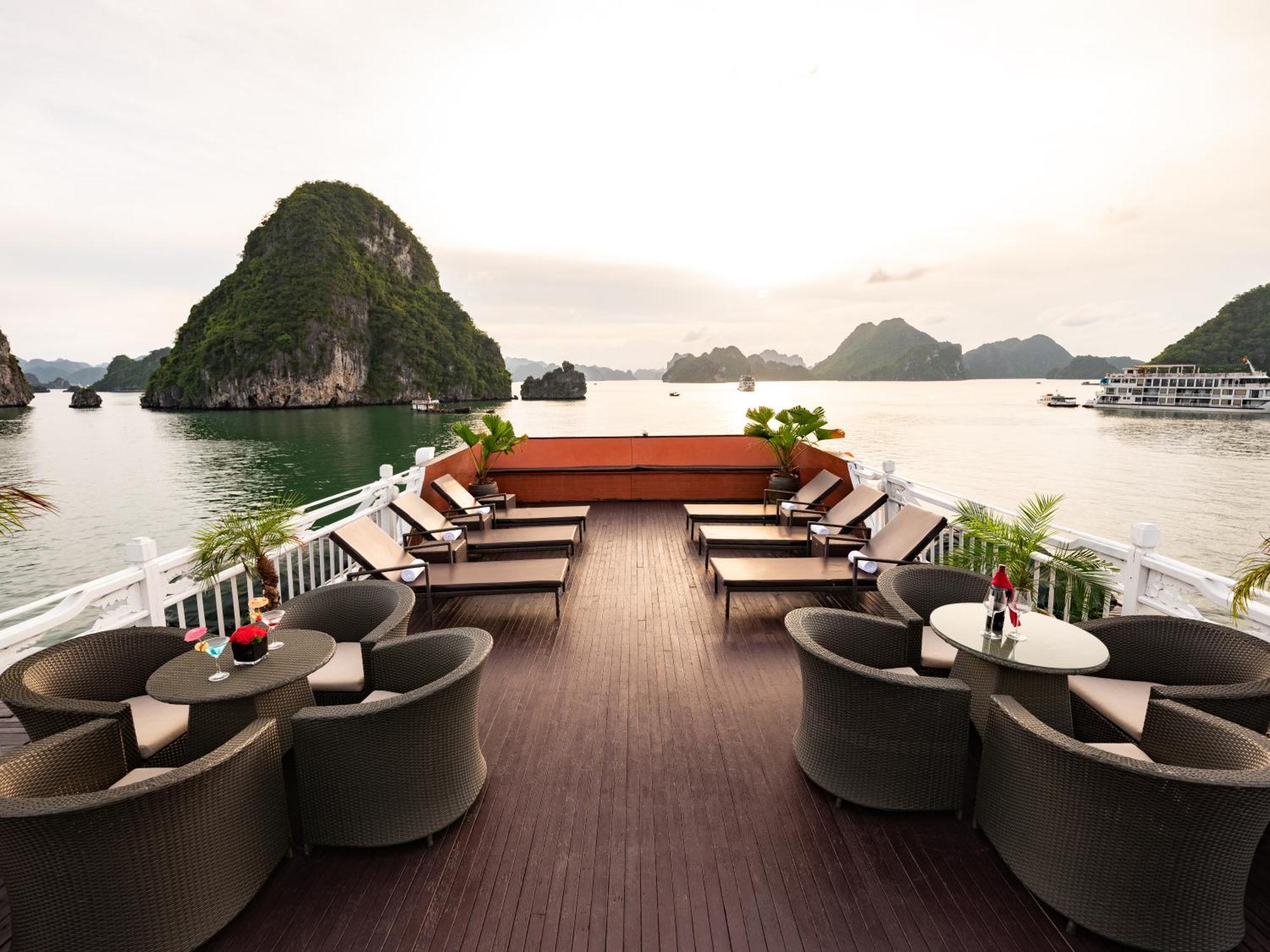 Hera Boutique Cruise Ha Long Bay Hotel Exterior photo
